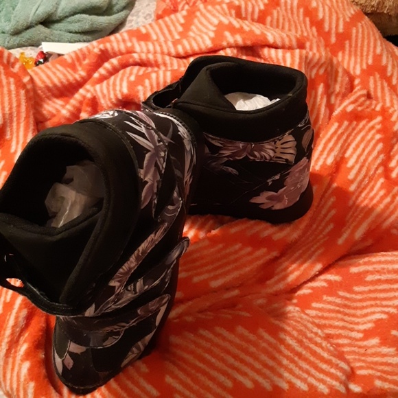 Shoes - Picture 2 of 3